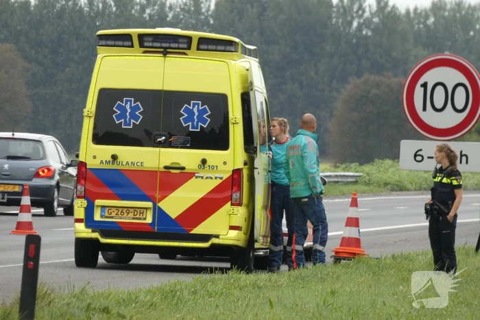 Auto belandt in sloot langs snelweg