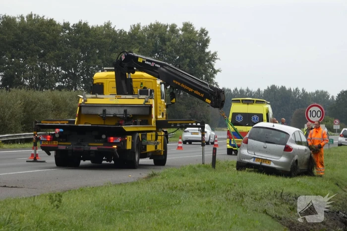 Auto belandt in sloot langs snelweg