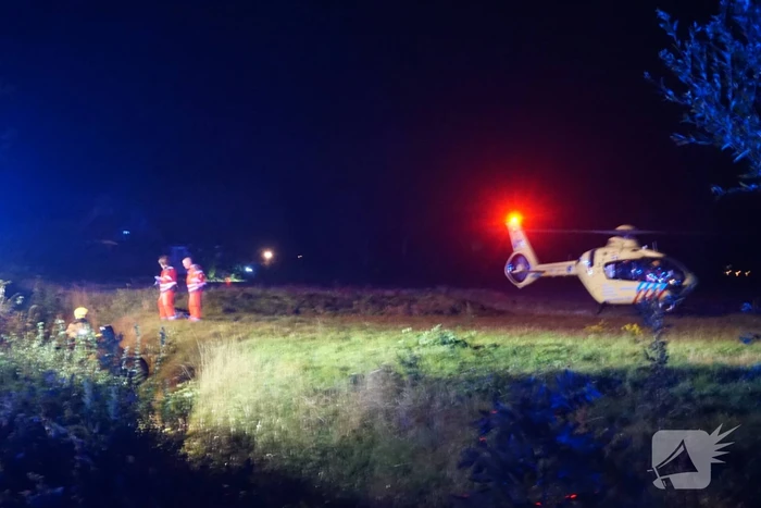 Drie gewonden nadat auto op kop in sloot belandt