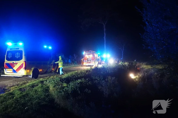 Drie gewonden nadat auto op kop in sloot belandt