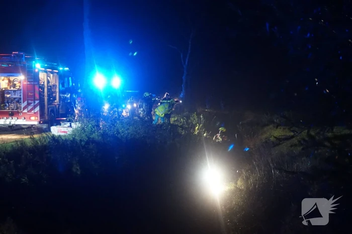 Drie gewonden nadat auto op kop in sloot belandt