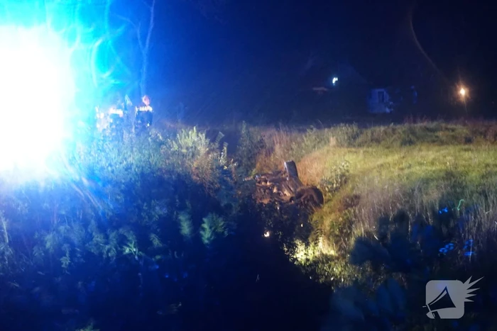 Drie gewonden nadat auto op kop in sloot belandt