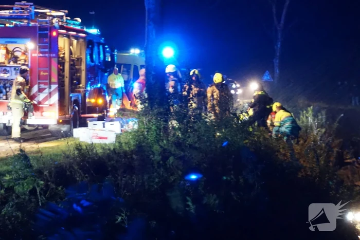 Drie gewonden nadat auto op kop in sloot belandt