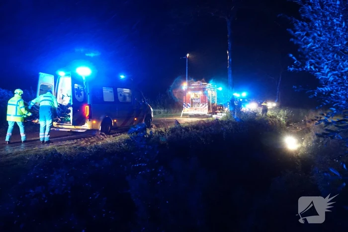 Drie gewonden nadat auto op kop in sloot belandt