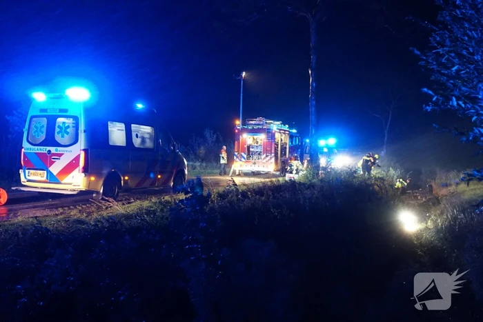 Drie gewonden nadat auto op kop in sloot belandt
