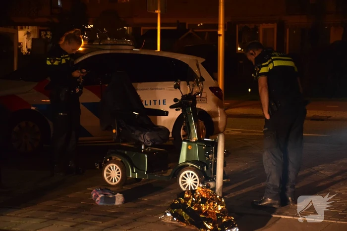Bestuurder van scootmobiel rijdt tegen paal en raakt gewond