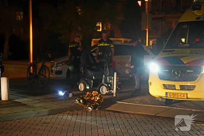 Bestuurder van scootmobiel rijdt tegen paal en raakt gewond