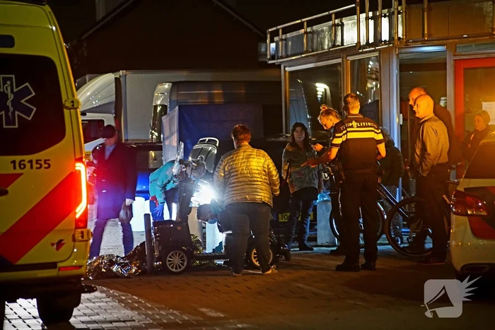 Bestuurder van scootmobiel rijdt tegen paal en raakt gewond