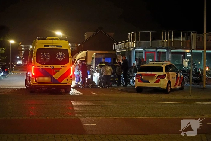 Bestuurder van scootmobiel rijdt tegen paal en raakt gewond