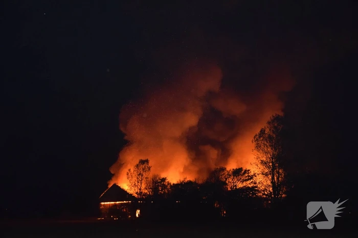 Grote uitslaande brand in loods