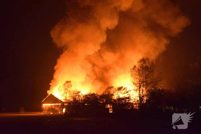 Grote uitslaande brand in loods