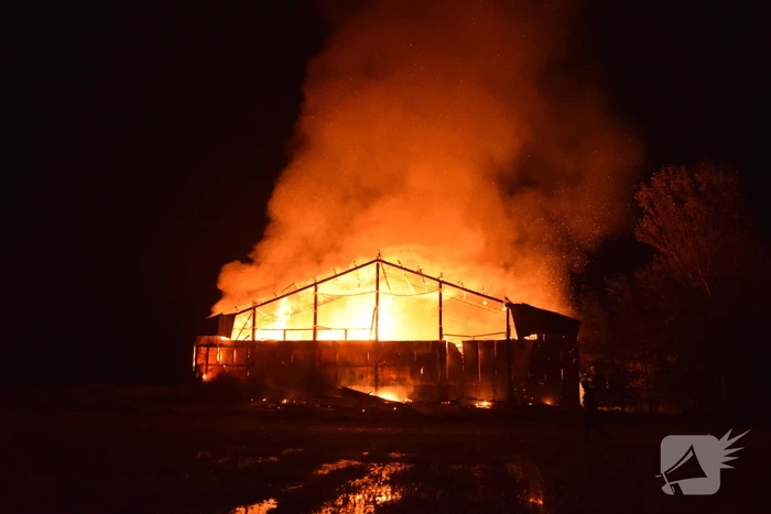 Grote uitslaande brand in loods