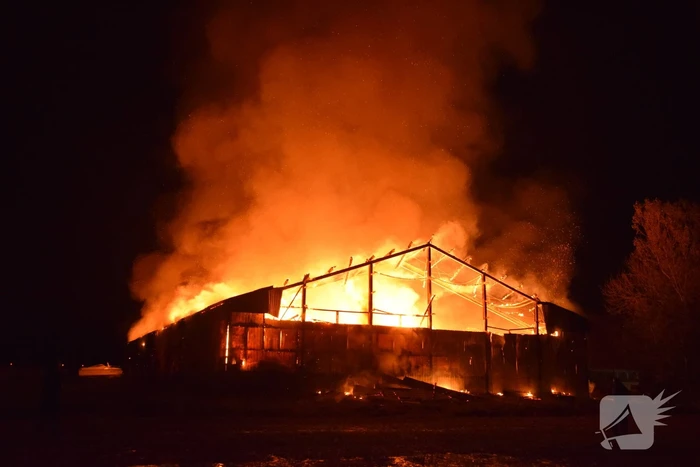 Grote uitslaande brand in loods