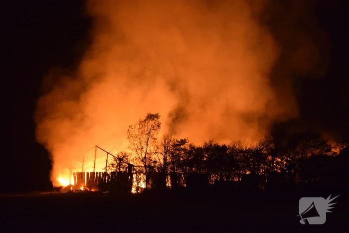 Grote uitslaande brand in loods