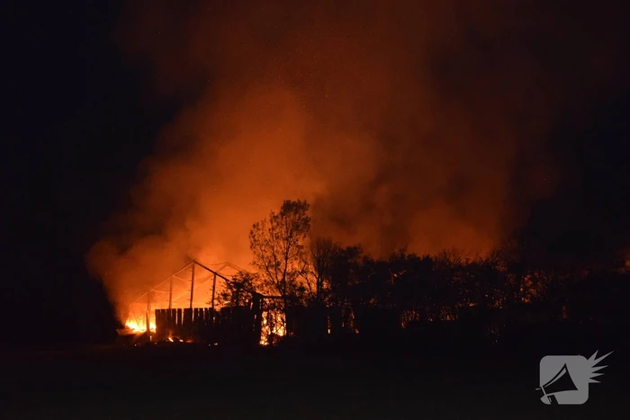 Grote uitslaande brand in loods