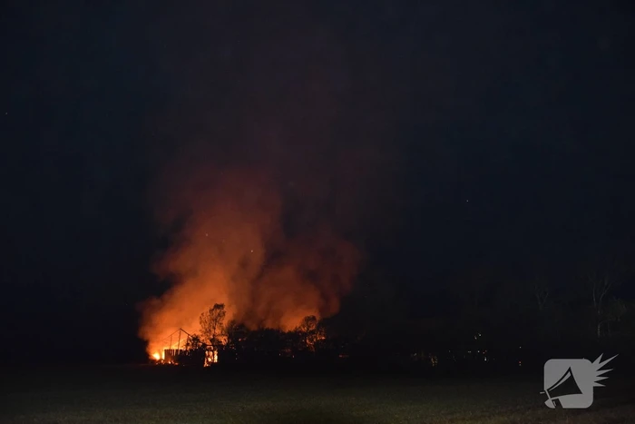 Grote uitslaande brand in loods