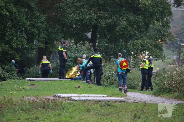 Man door hulpdiensten uit kanaal gehaald