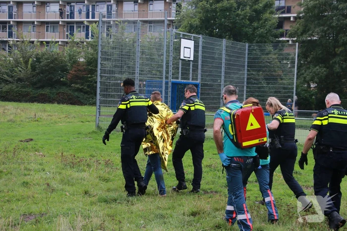 Man door hulpdiensten uit kanaal gehaald