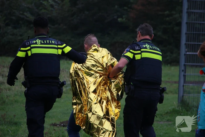 Man door hulpdiensten uit kanaal gehaald