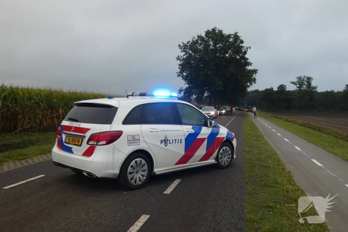 Auto belandt op zijn kant in de sloot