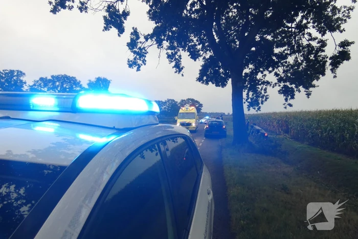 Auto belandt op zijn kant in de sloot