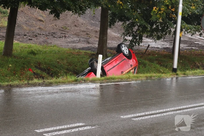 Auto slaat over de kop en belandt in sloot