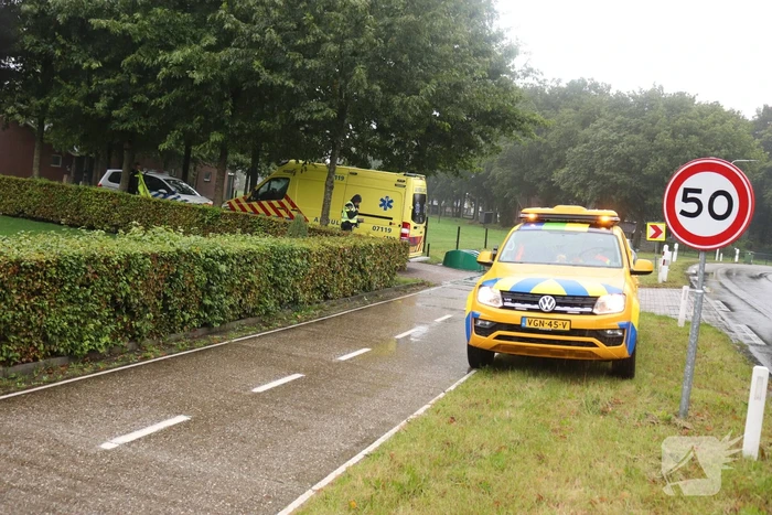 Auto slaat over de kop en belandt in sloot