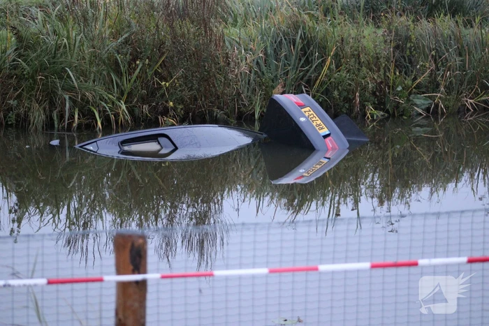 Auto gaat kopje onder, bestuurder blijft ongedeerd