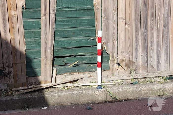 Auto crasht op schuur