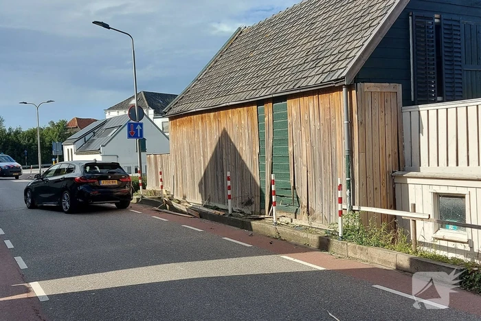 Auto crasht op schuur