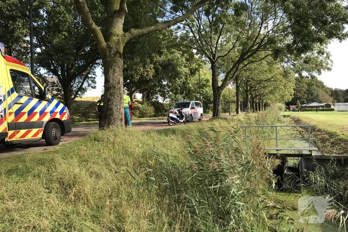 Scooterrijder gaat hard onderuit en raakt gewond