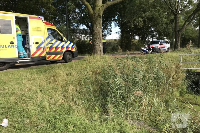Scooterrijder gaat hard onderuit en raakt gewond