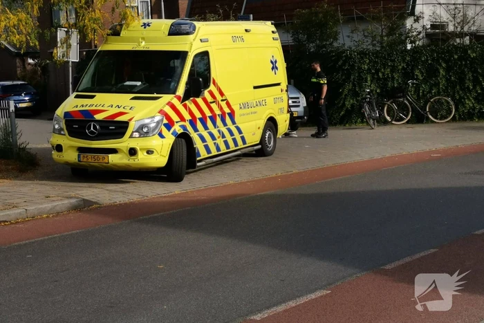 Appende fietsster knalt hard tegen auto