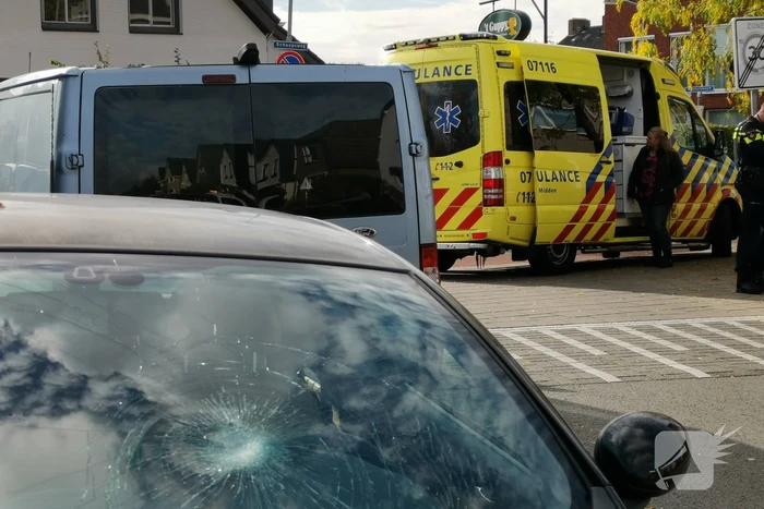 Appende fietsster knalt hard tegen auto