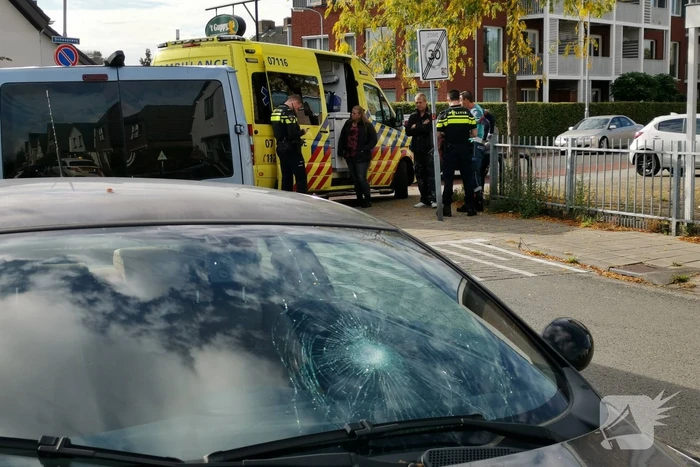 Appende fietsster knalt hard tegen auto
