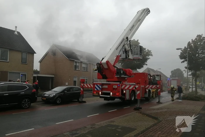 Veel rook bij brand op zolder van woning