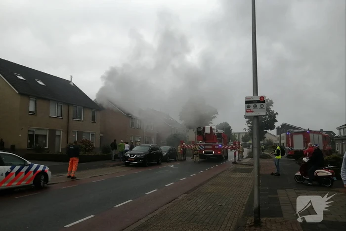 Veel rook bij brand op zolder van woning