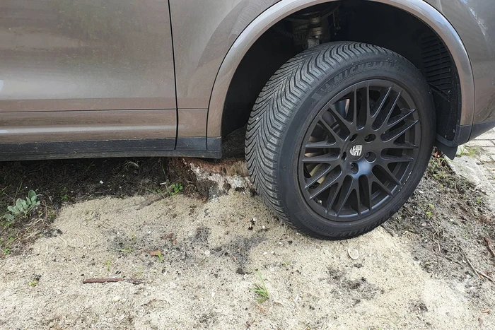 Bestuurder Porsche Cayenne geeft te hard gas en belandt op boomstronk