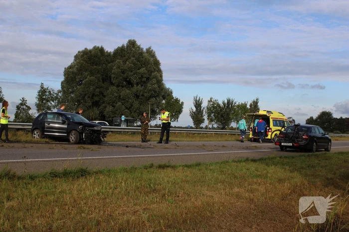 Auto crasht tegen de vangrail op de N355