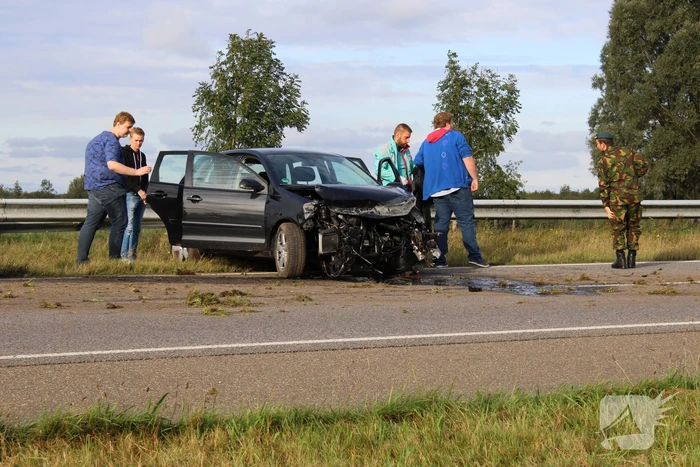 Auto crasht tegen de vangrail op de N355
