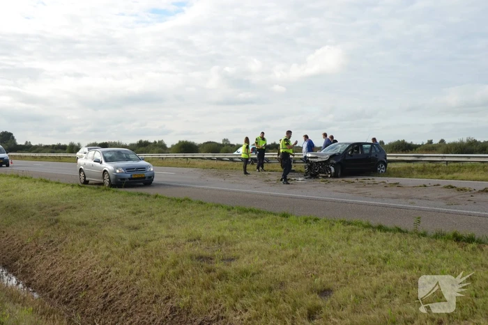 Auto crasht tegen de vangrail op de N355