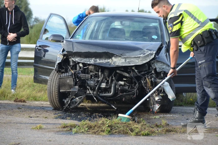 Auto crasht tegen de vangrail op de N355
