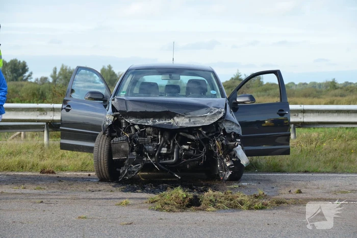 Auto crasht tegen de vangrail op de N355