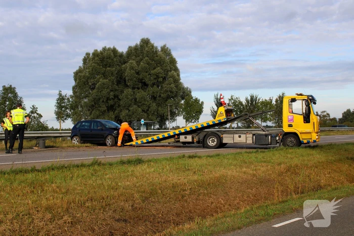 Auto crasht tegen de vangrail op de N355
