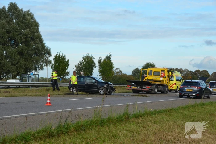 Auto crasht tegen de vangrail op de N355