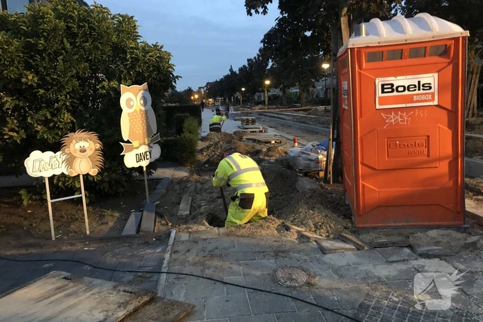 Onderzoek naar gaslucht in opengebroken straat