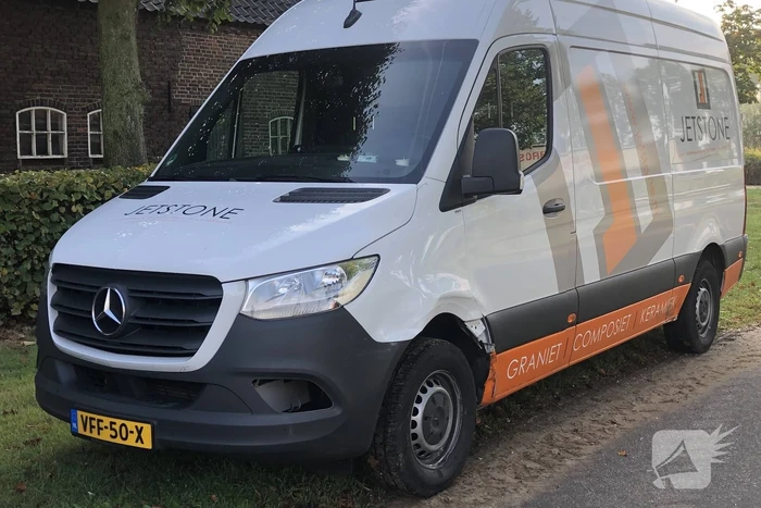 Auto in de kreukels na wissel van rijstrook