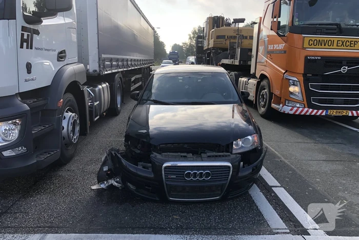 Auto in de kreukels na wissel van rijstrook
