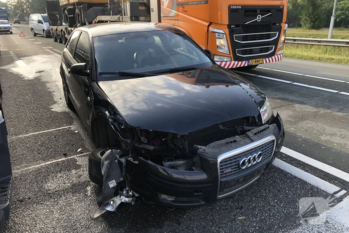 Auto in de kreukels na wissel van rijstrook