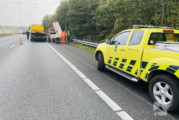 Bestelbus verliest twee wielen tijdens het rijden
